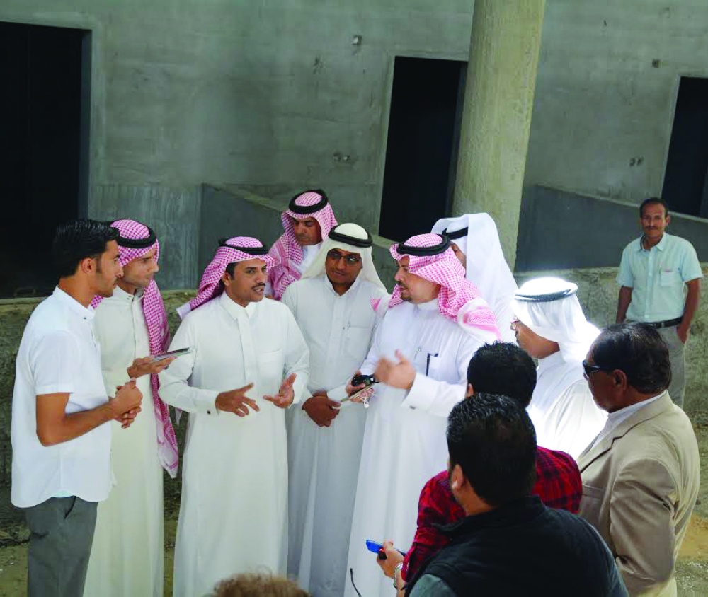 مجموعة من الأهالي يتحدثون بوجود «عكاظ».