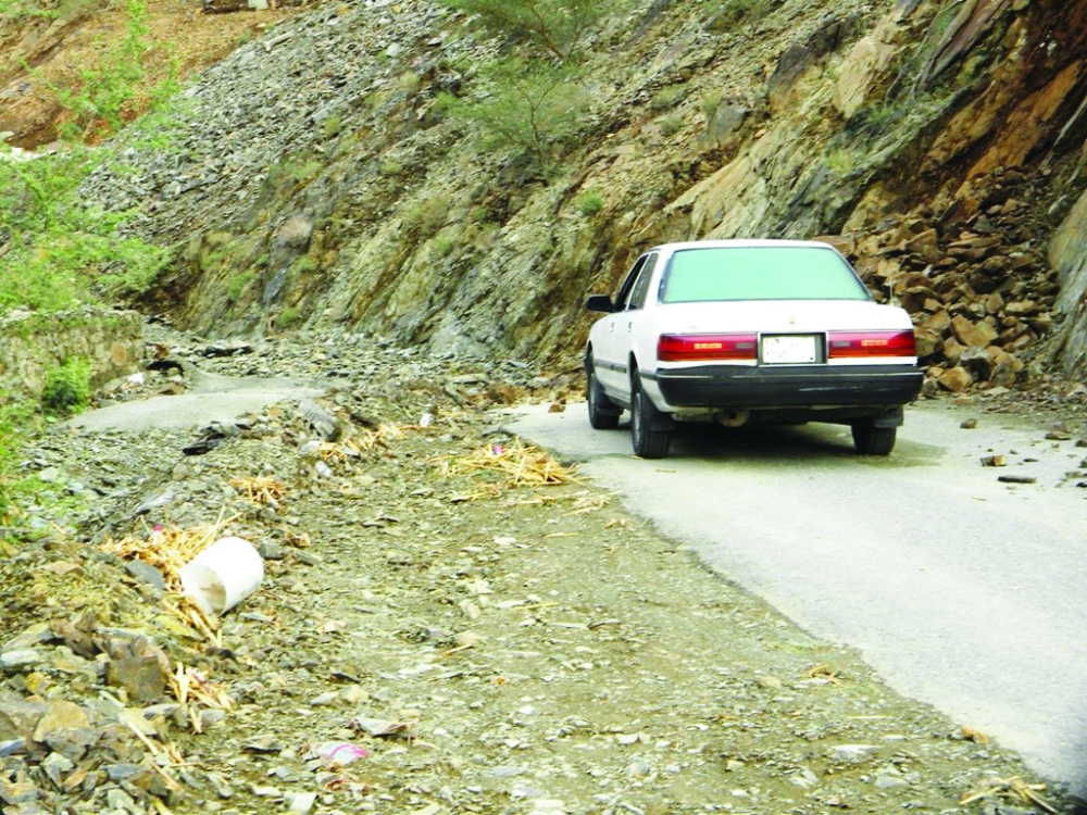 انهيار صخري في أحد الطرق الجبلية.