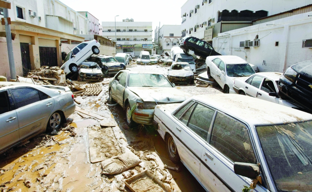 مركبات تضررت في سيول جدة. (عكاظ)