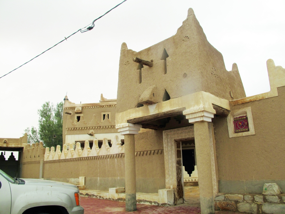 المساكن الطينية تنتشر في وادي أبو علي.