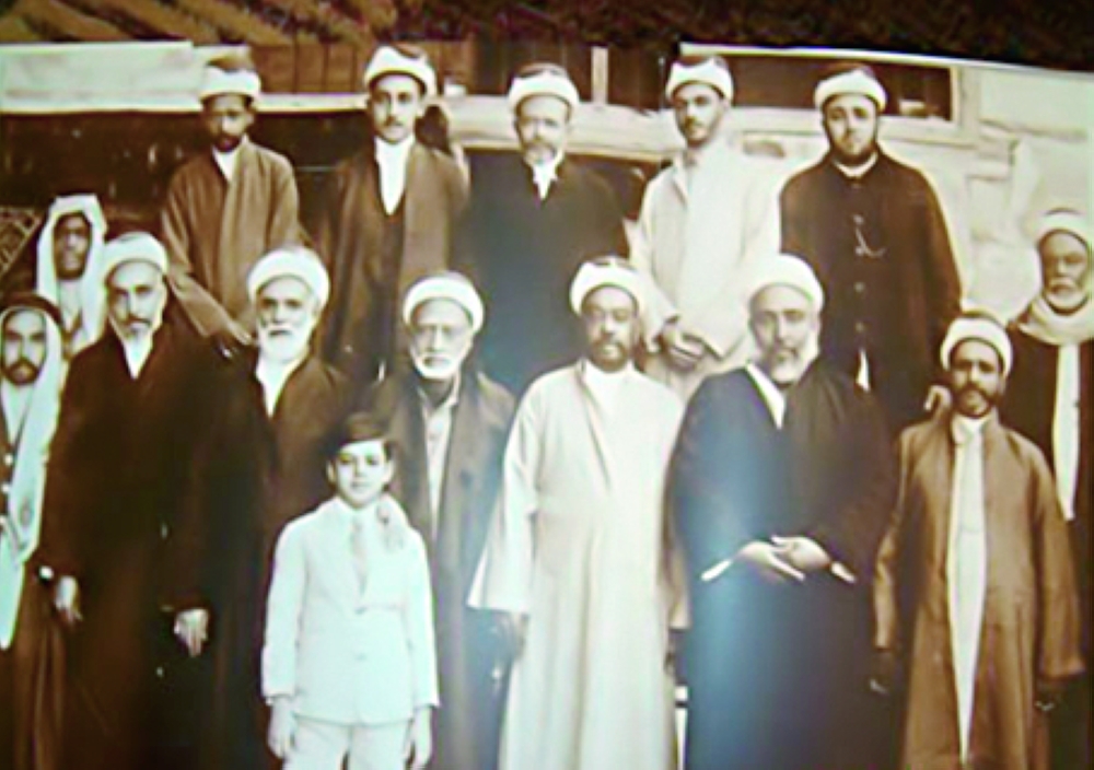 بعض أعيان الحجاز وبينهم عبدالله باناجة (الرابع من اليمين في المقدمة).