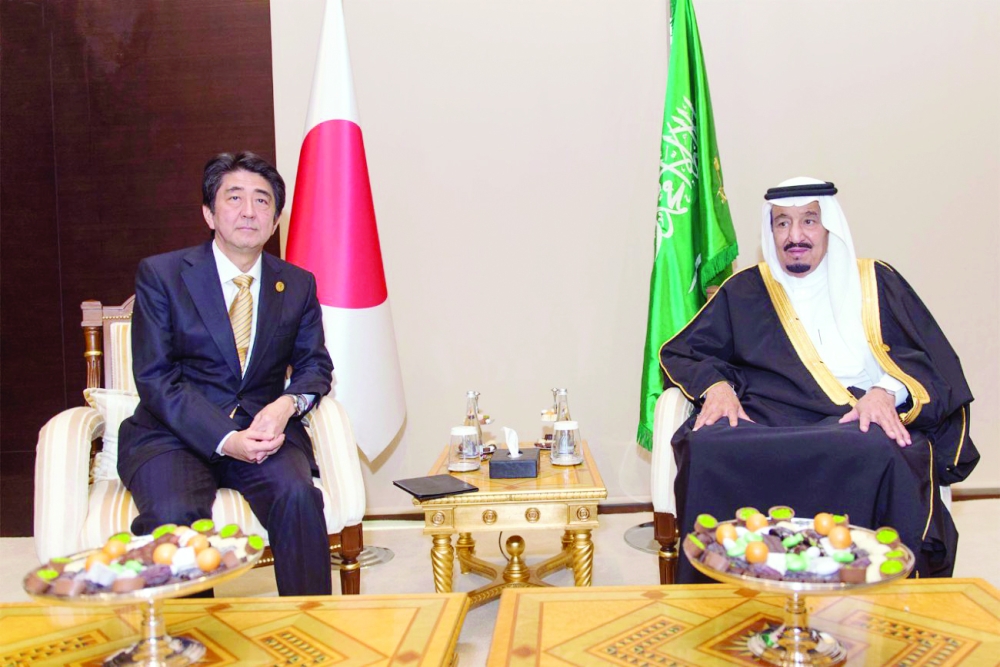 



خادم الحرمين الشريفين ملتقياً رئيس الوزراء الياباني شينزو آبي على هامش قمة مجموعة العشرين أخيراً. (واس)