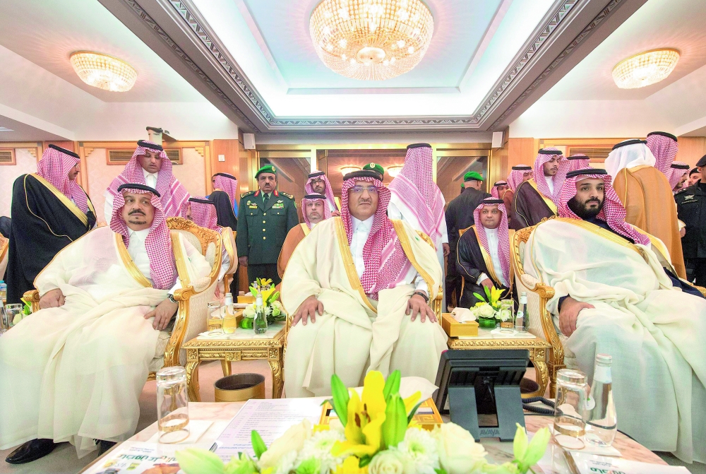 



الأمير محمد بن نايف والأمير فيصل بن بندر والأمير محمد بن سلمان في المنصة.  (واس)