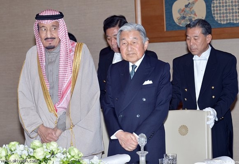 



خادم الحرمين الشريفين «كان وليا للعهد آنذاك» مع إمبراطور اليابان خلال زيارته إلى طوكيو في فبراير 2014.    (عكاظ)