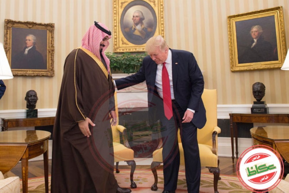 الرئيس الأمريكي ترمب مرحباً بالأمير محمد بن سلمان في البيت الأبيض أمس. (عكاظ)