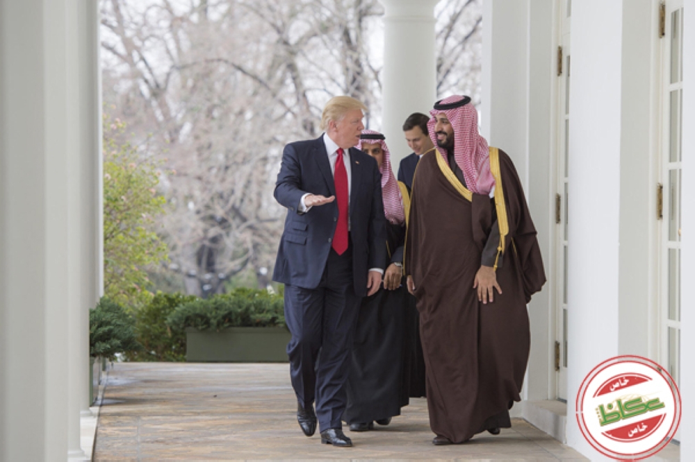 الرئيس ترمب مصطحباً الأمير محمد بن سلمان في أحدى ردهات البيت الأبيض. (عكاظ)