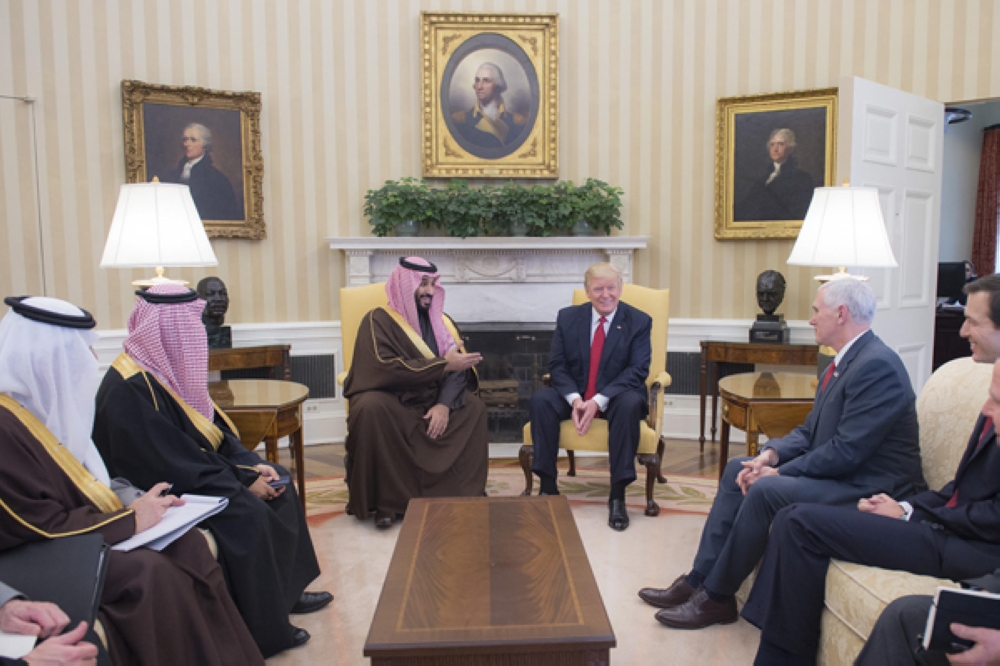 ترمب والأمير محمد بن سلمان خلال الاجتماع في البيت الأبيض.