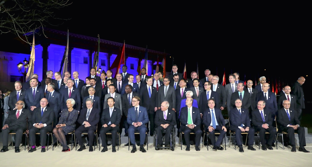 وزراء مالية ومحافظو مجموعة دول العشرين لدى اجتماعهم في بادن بادن بألمانيا أمس. (أ. ف. ب)
