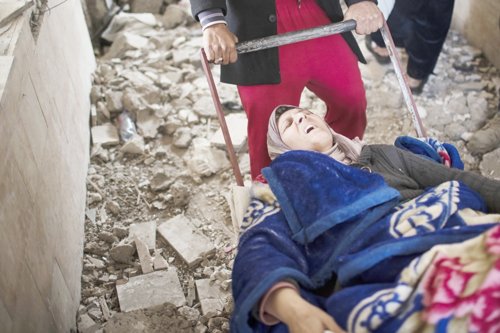 مسنة عراقية في حالة انهيار أثناء عملية الإجلاء من الموصل أمس. (أ.ف.ب)