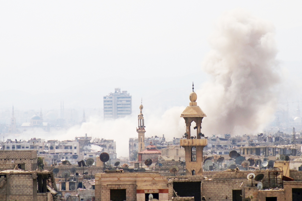 دخان متصاعد جراء قصف قوات الاسد لحي الجوبر في شرق دمشق امس. (رويترز)