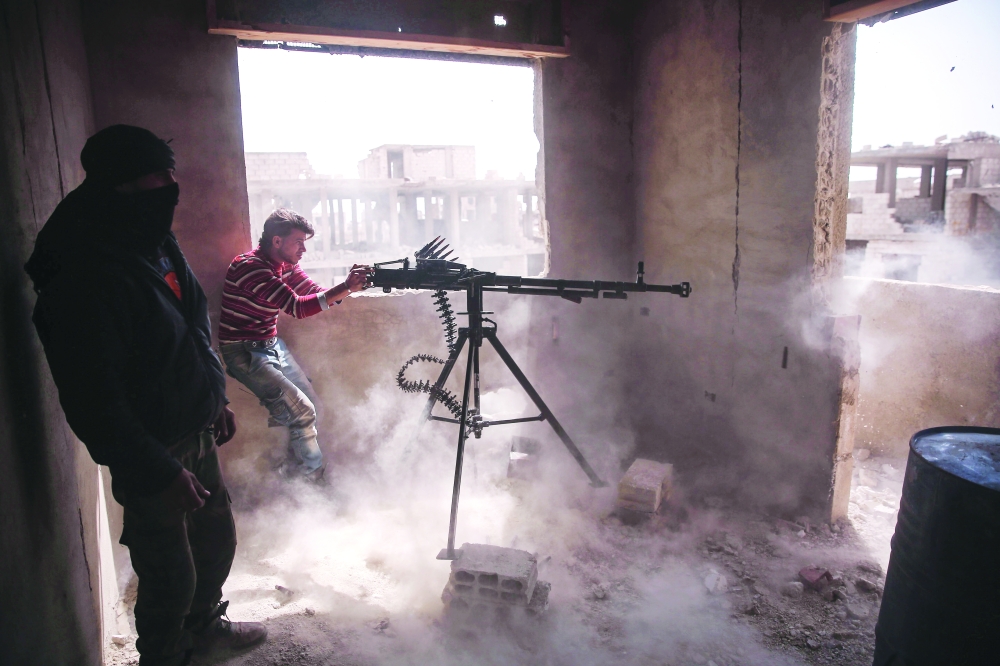 عناصر من المعارضة السورية المسلحة تطلق النار على مواقع تابعة لنظام الأسد في محيط دمشق.  (أ. ف. ب)