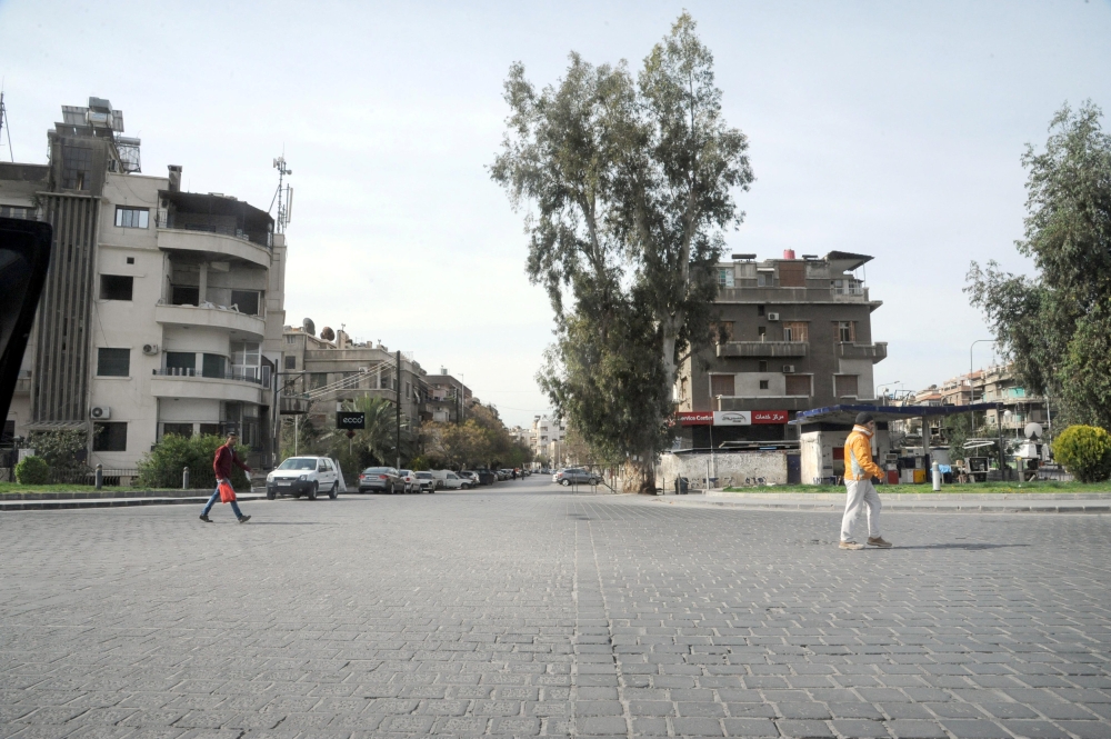 كراج العباسيين شرق دمشق كما بدا أمس بعد السيطرة النارية من الفصائل والاستعداد لاقتحامه.  (أ. ف. ب)