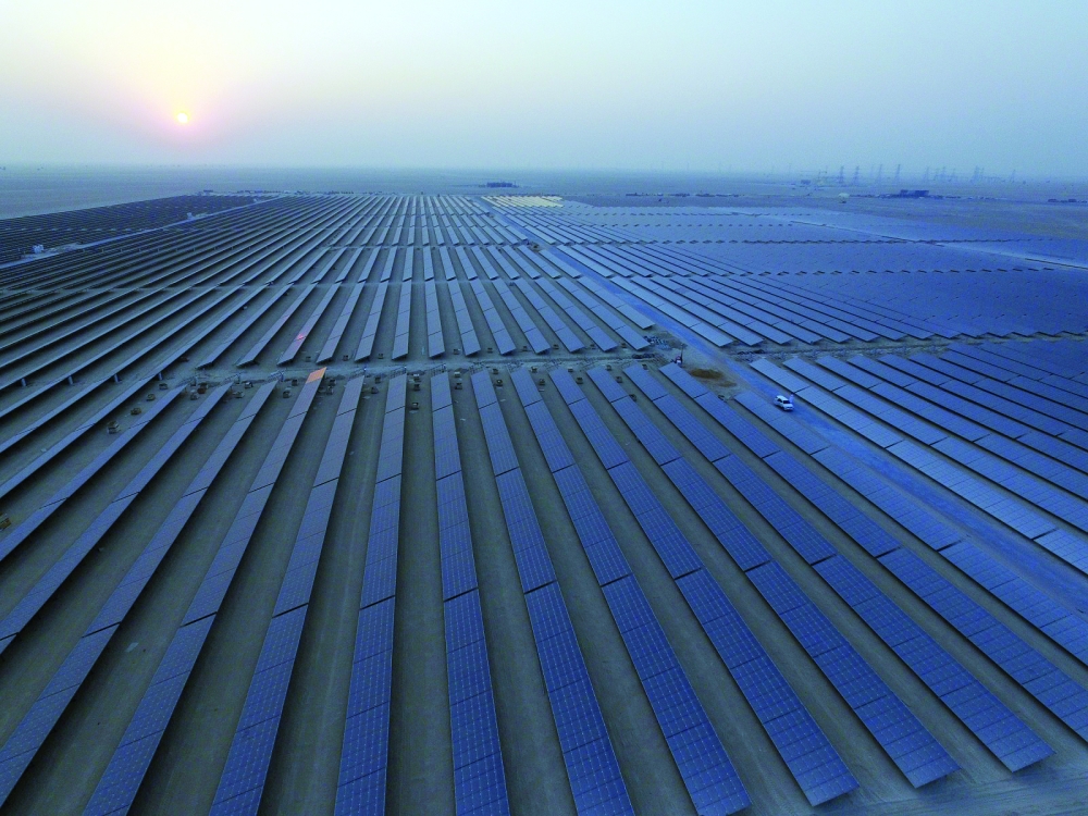 انخفاض كلفة صناعة الخلايا الشمسية يدعم انتشارها بشكل كبير ويخفض استهلاك الوقود التقليدي.
