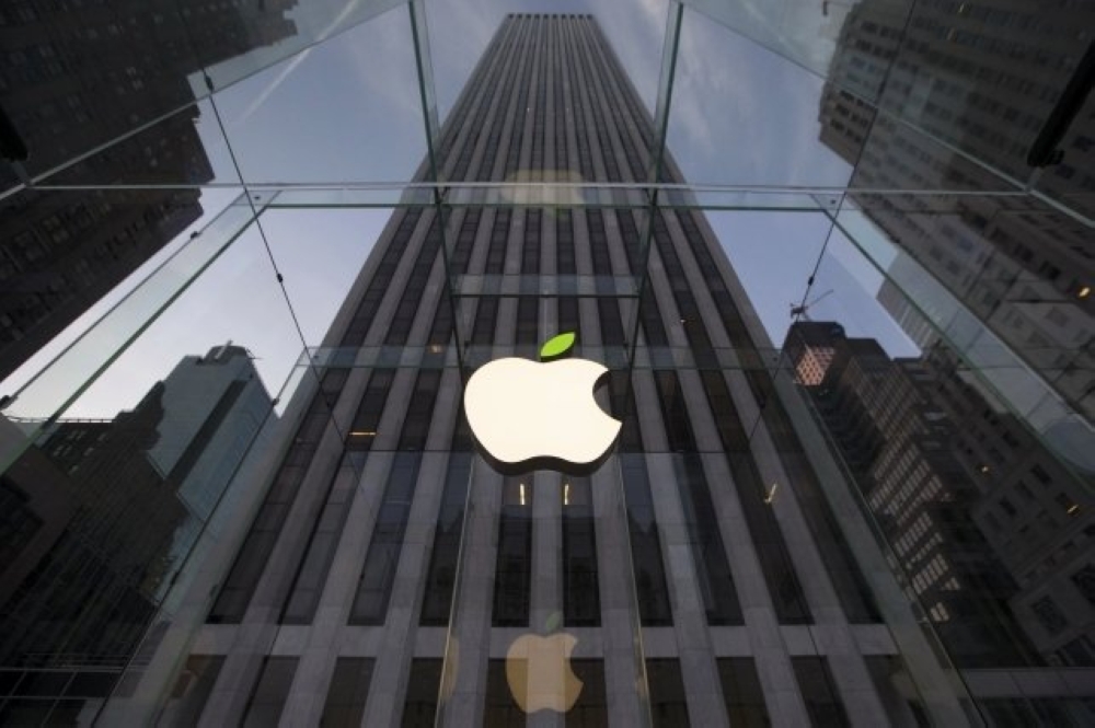 The leaf on the Apple symbol is tinted green at the Apple flagship store on 5th Ave in New York April 22, 2014. Employees and signage have been themed green to mark Earth Day.   REUTERS/Brendan McDermid  (UNITED STATES - Tags: ENVIRONMENT SCIENCE TECHNOLOGY)