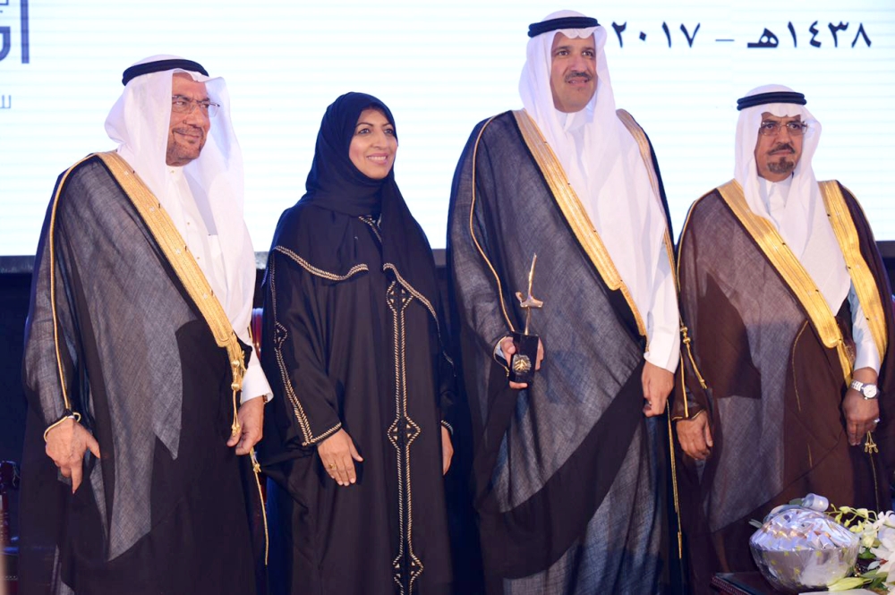 الأمير فيصل بن سلمان لدى تكريمه الفائزين بجائزة مدني. (تصوير: عبدالمجيد الدويني) ocxco@