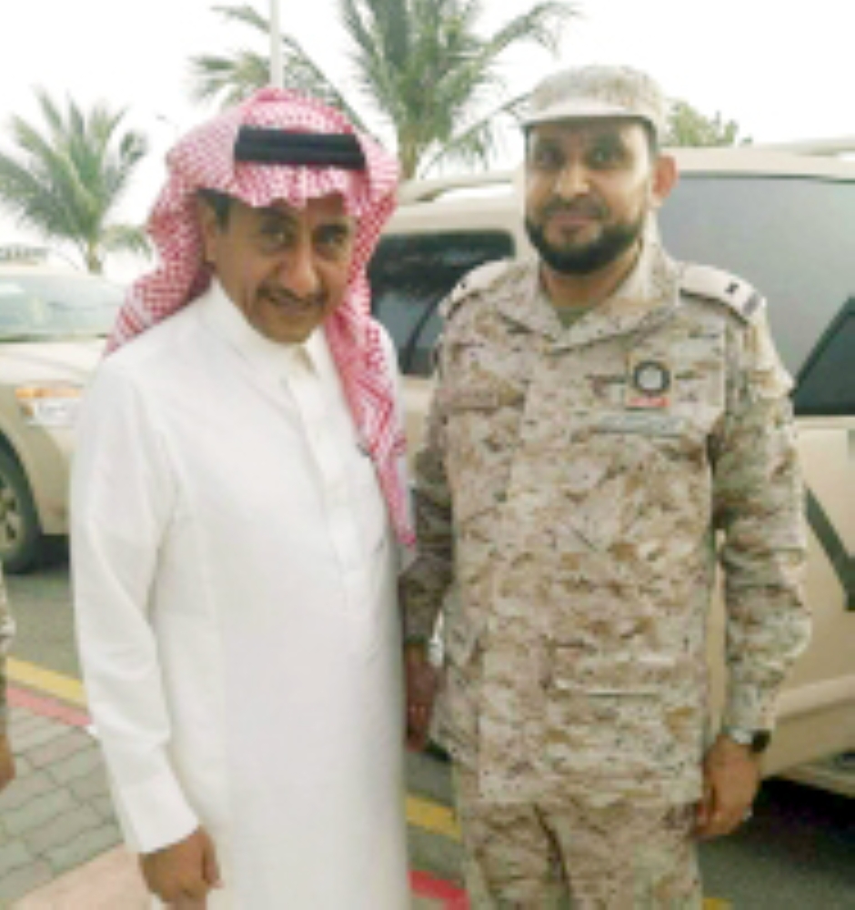 ناصر القصبي مع ضابط في الحد الجنوبي. (عكاظ)