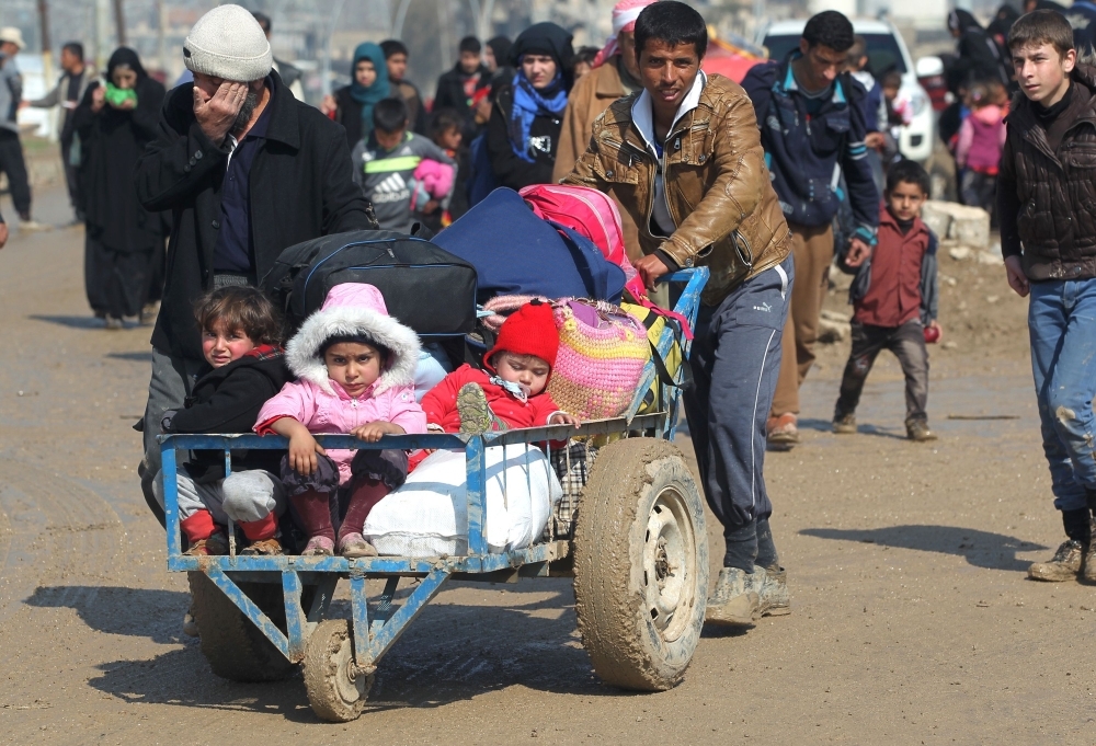المدنيون النازحون من الموصل (رويترز)