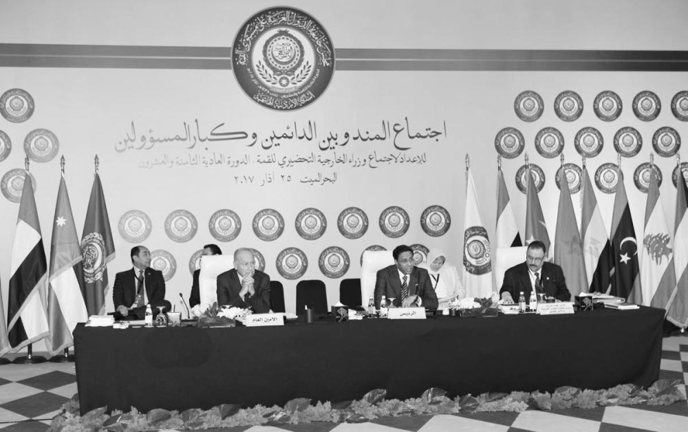 اجتماع المندوبين الدائمين للدول العربية بمشاركة أبوالغيط أمس، تحضيرا للقمة المرتقبة في البحر الميت. (عكاظ)