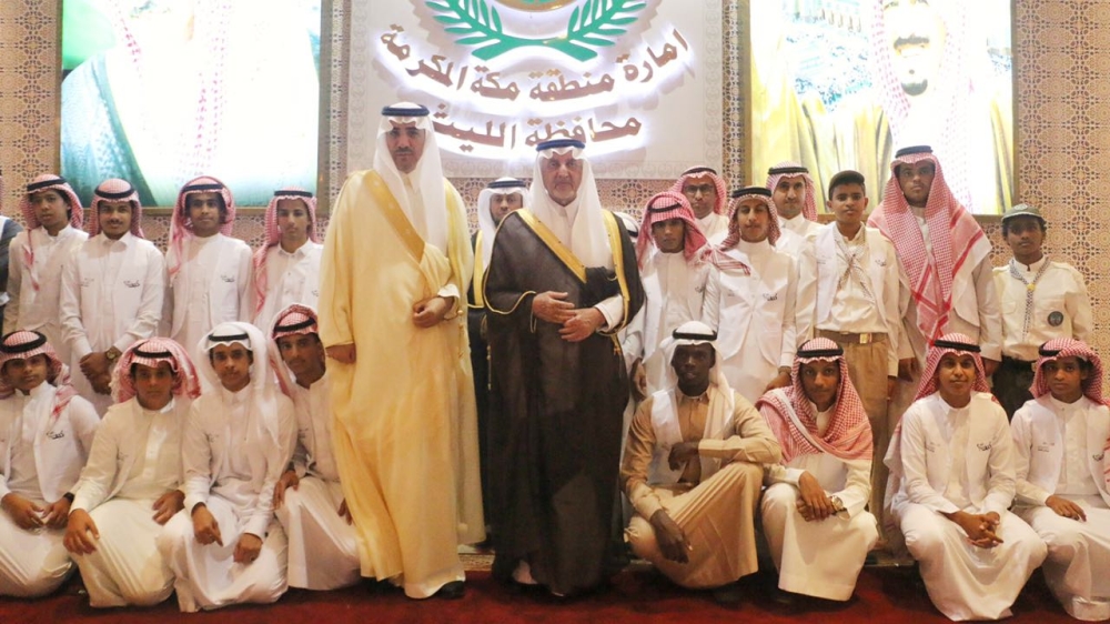 الأمير خالد الفيصل مع المتفوقين بتعليم الليث.