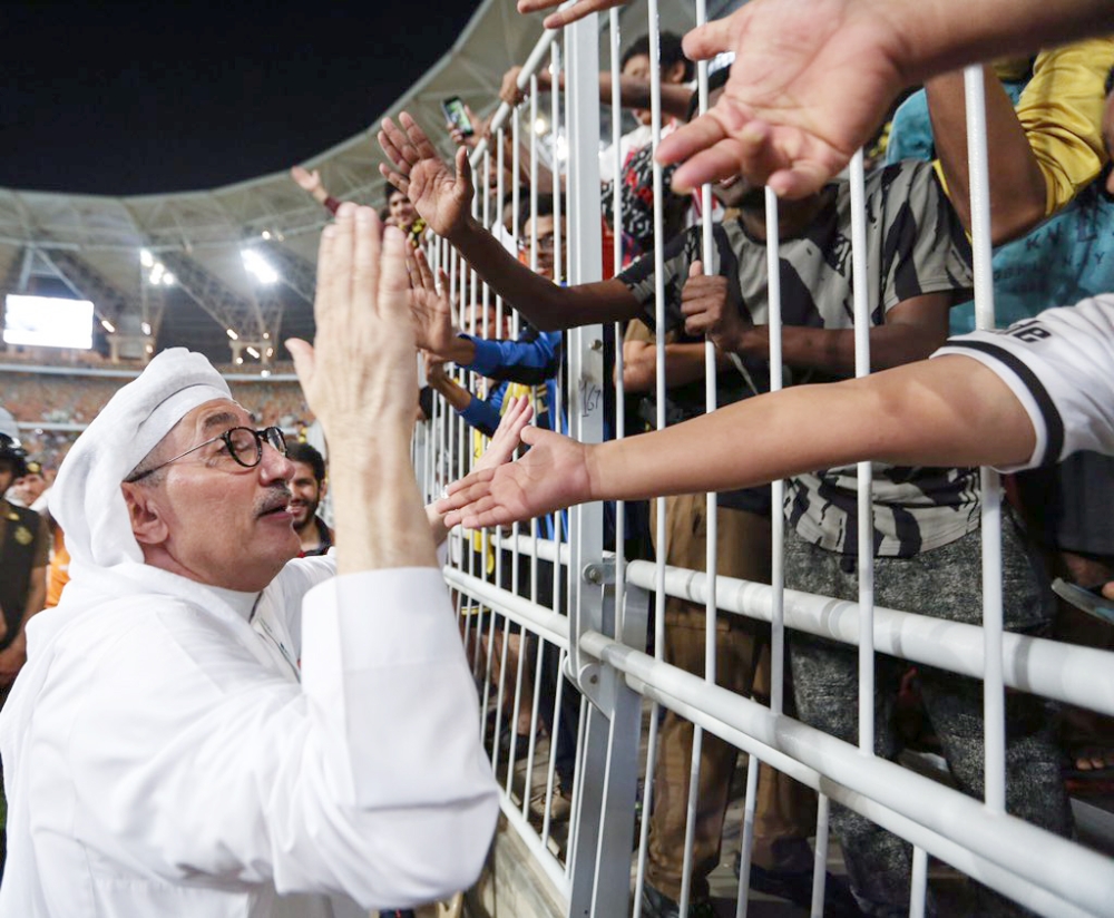 باعشن يصافح جماهير الاتحاد بعد أحد اللقاءات.