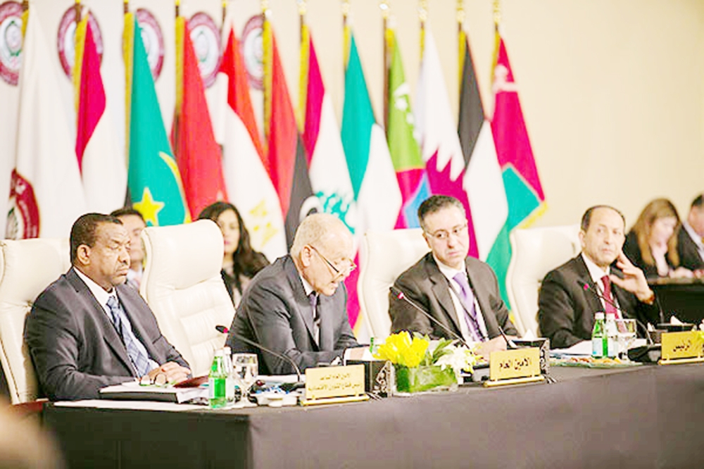 أبو الغيط متحدثا خلال اجتماع المجلس الاقتصادي والاجتماعي العربي في البحر الميت أمس. (عكاظ)