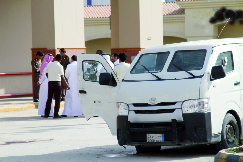 فريق امني من شرطة الرياض يباشر الحادث. (تصوير: عبدالعزيز اليوسف)
