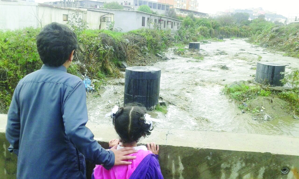 طفل وطفلة يطالعان وادي المنسك.