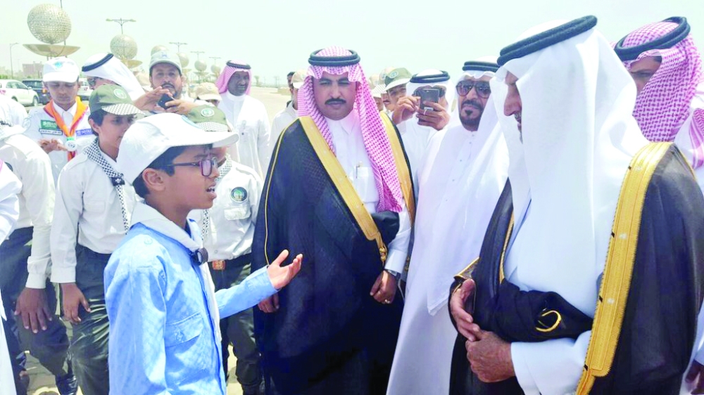 طالب استوقف الأمير خالد الفيصل أثناء زيارته لمحافظة الليث راغباً منه إيصال سلامه إلى الملك سلمان، ووعده الأمير بتحقيق رغبته. (عكاظ)