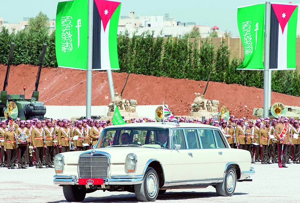 .. الملك سلمان والعاهل الأردني في الطريق إلى مقر العرض العسكري.
