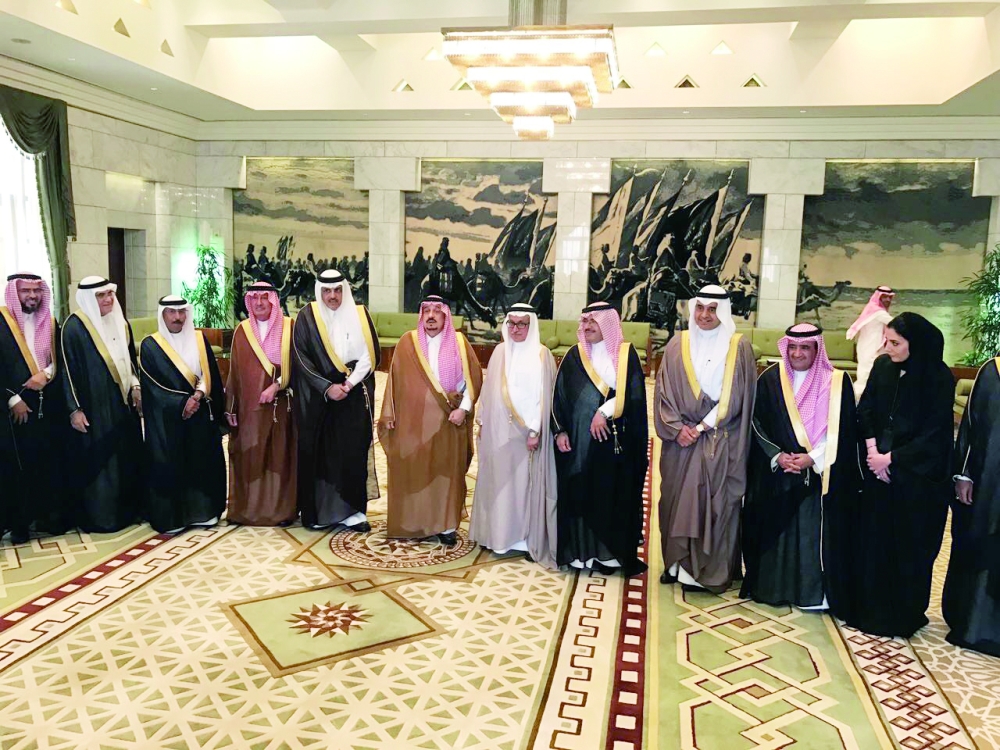 أمير الرياض مع منسوبي الجامعة والبنك بعد توقيع الاتفاقية. (عكاظ)