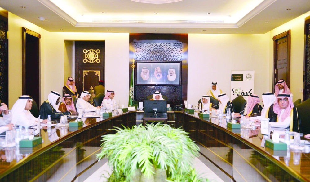 الأمير خالد الفيصل مترئسا اجتماع هيئة تطوير المنطقة.  (عكاظ)