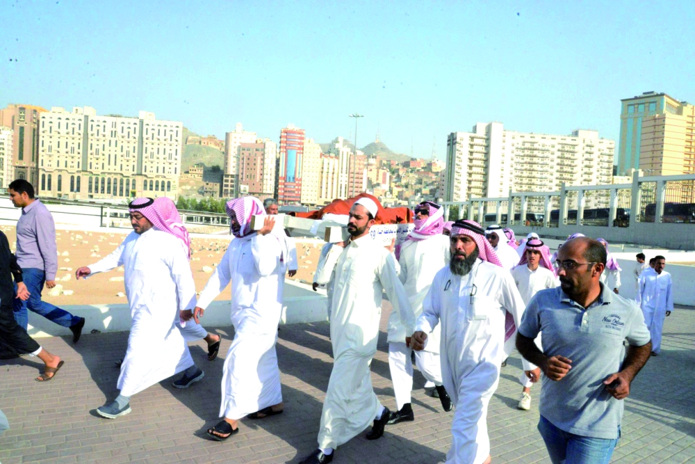 أثناء تشييع جثمان الراحل ثامر الميمان أمس (الاثنين) في مقبرة المعلاة بمكة المكرمة بعد الصلاة عليه في الحرم المكي الشريف. (تصوير:‏ عمران محمد)