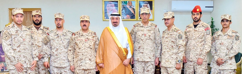 الأمير جلوي بن عبدالعزيز متوسطاً قائد وأركانات لواء الأمير تركي الأول بن عبدالعزيز الآلي بالحرس الوطني أمس. (عكاظ)