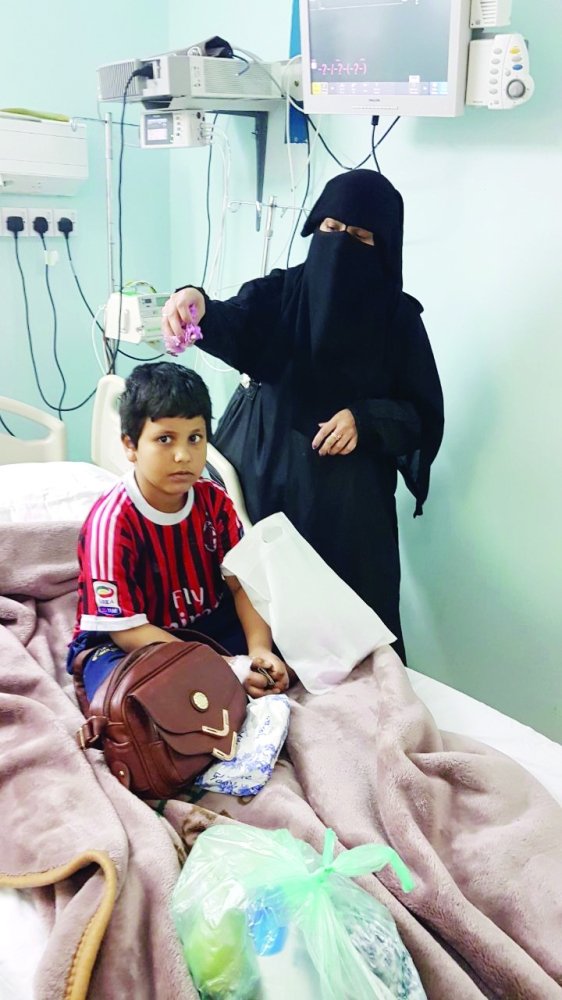 مواطنة تنثر على طفلها وردا في أحد مستشفيات الطائف. (عكاظ)