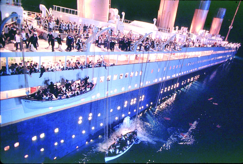 مشهد من فيلم «تايتانيك» لغرق السفينة الإنجليزية.