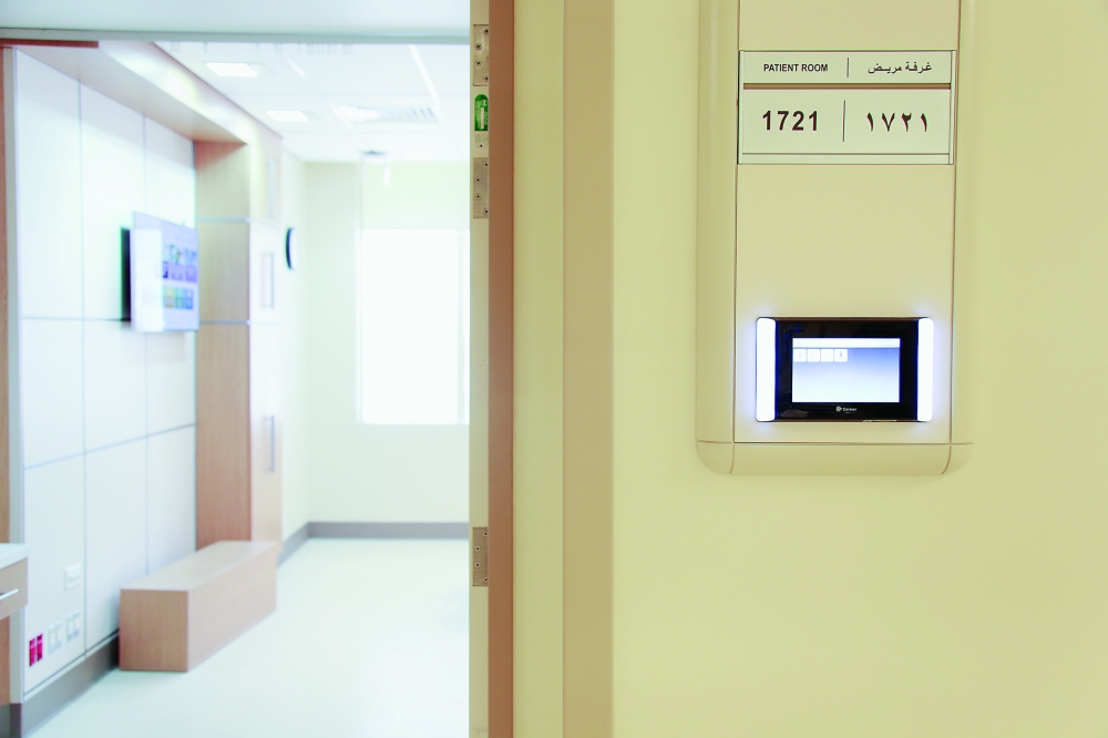 إدارة غرف المرضى مزودة بتقنيات ذكية.