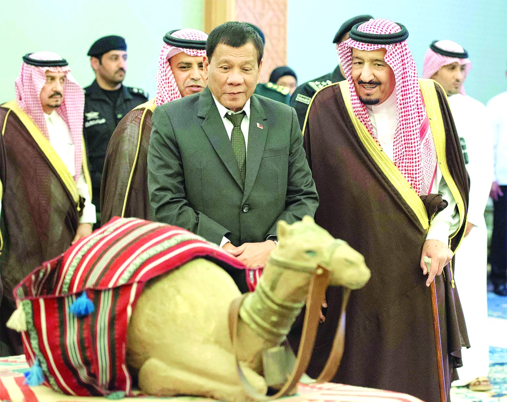 الملك سلمان والرئيس الفلبيني يتوقفان أمام مجسم لـ«سفينة الصحراء».