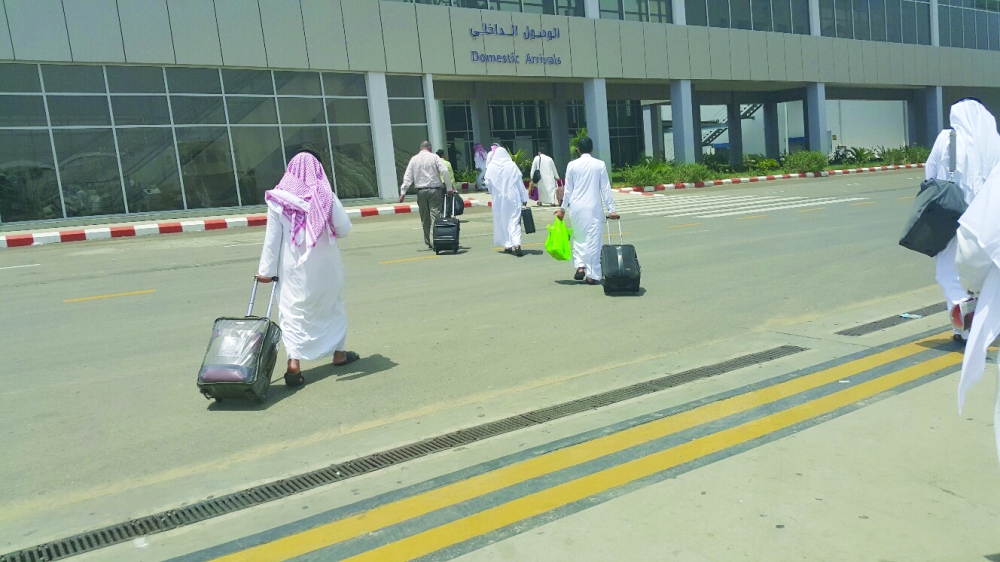 



مسافرون متوجهون إلى مطار جازان.