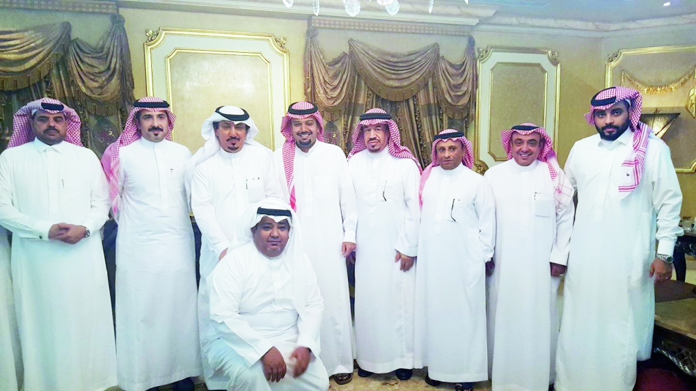 





الأمير فيصل بن خالد ونيازي يتوسطان عدداً من الحضور. 