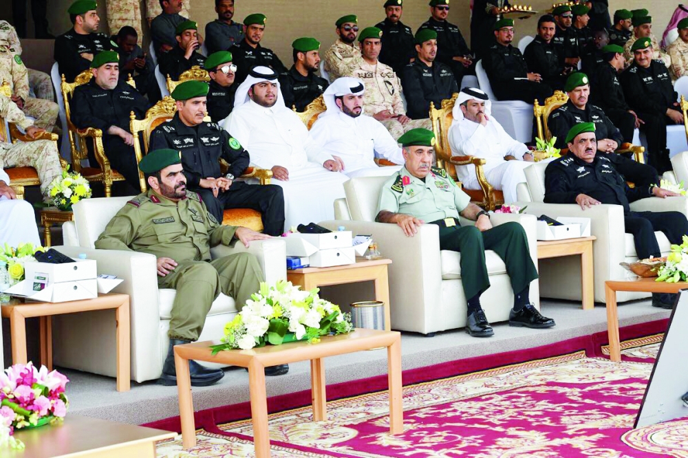 





عدد من منسوبي الحرس الأميري القطري والحرس الملكي خلال الحفلة.