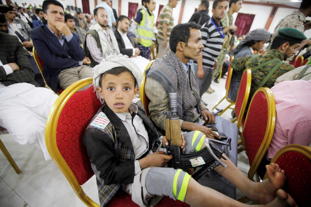طفل يمني جندته الميليشيات الانقلابية في صنعاء. (رويترز)