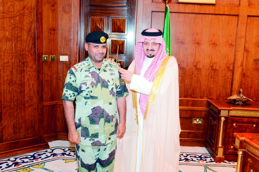 الأمير فيصل بن خالد يقلد القحطاني رتبته الجديدة. 