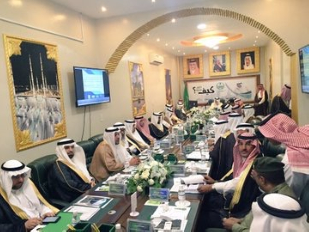 الأمير خالد الفيصل مترئسا اجتماع المجلس المحلي بالمويه. (عكاظ)