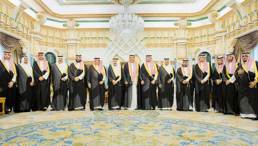 خادم الحرمين الشريفين في صورة تذكارية مع الأمراء والوزراء المعينين بعد أداء القسم أمامه أمس في الرياض.