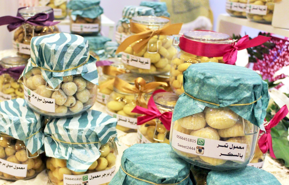 حلوى المعمول بالسكر إحدى الحلويات المصنوعة بأيدي فتيات سعوديات.