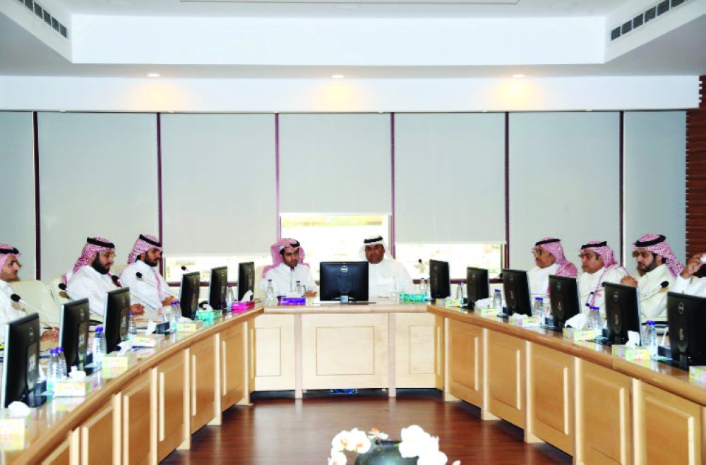 تركي الجبعاء خلال اللقاء الذي عقده مع اللجنة العقارية في «غرفة الرياض».