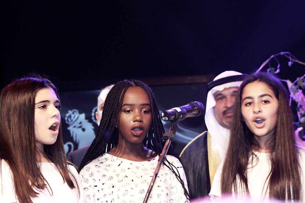 طالبات من المدرسة البريطانية العالمية في جدة خلال أداء النشيد.  (عكاظ)