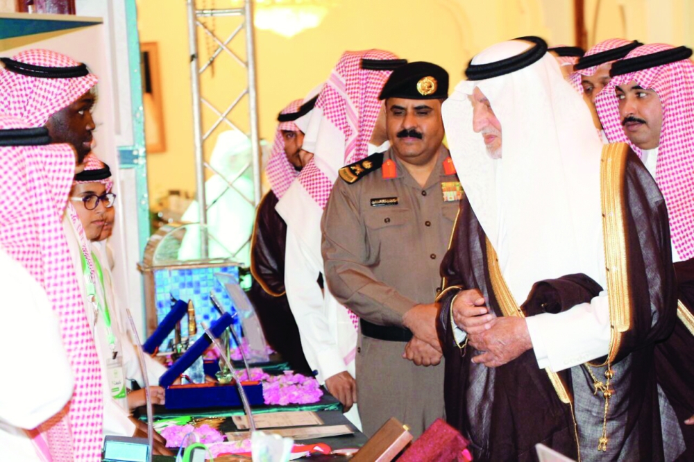 أمير مكة متحدثا مع المشاركات في معرض التعليم.
