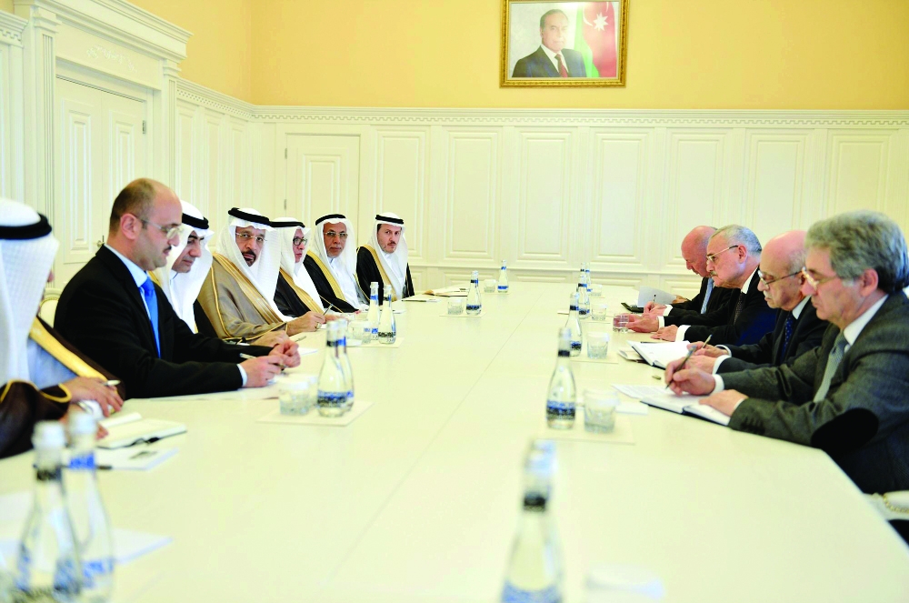 رئيس الوزراء الأذربيجاني خلال اجتماعه مع وزير الطاقة السعودي. (عكاظ)