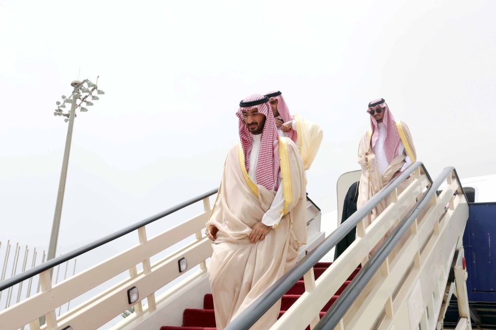 الأمير عبدالله بن بندر عند نزوله من سلم الطائرة.
